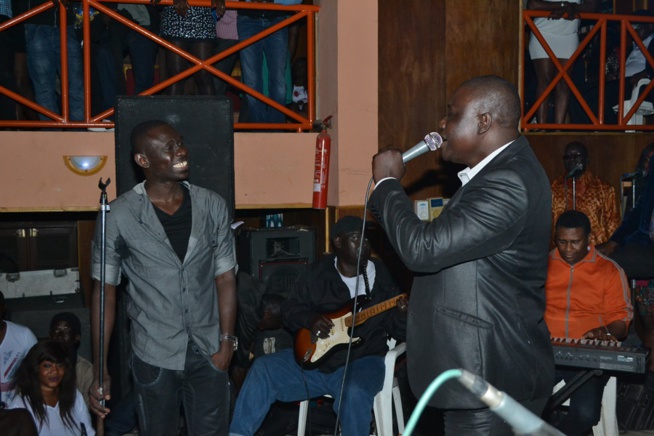 Images:La banlieue a répondu présent à son fils Pape Diouf avec un "show rakadiou" au Ravin Images:La banlieue a répondu présent à son fils Pape Diouf avec un "show rakadiou" au Ravin