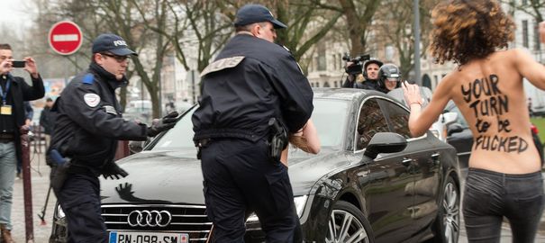 (Vidéo + Photos) Procès du Carlton: DSK acceuilli au Tribunal par des « Femens » déchainées Regardez !!! (Vidéo + Photos) Procès du Carlton: DSK acceuilli au Tribunal par des « Femens » déchainées Regardez !!!