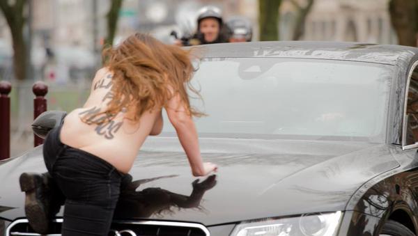 (Vidéo + Photos) Procès du Carlton: DSK acceuilli au Tribunal par des « Femens » déchainées Regardez !!! (Vidéo + Photos) Procès du Carlton: DSK acceuilli au Tribunal par des « Femens » déchainées Regardez !!!