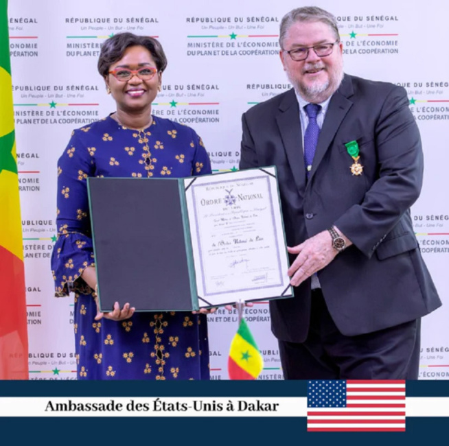 Le Directeur de l'USAID Sénégal honoré : Peter Trenchard a été élevé au grade d'Officier de l'Ordre national du Lion Le Directeur de l'USAID Sénégal honoré : Peter Trenchard a été élevé au grade d'Officier de l'Ordre national du Lion