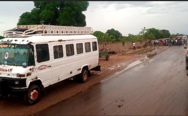Accident tragique sur la route de Bambilor: Un conducteur de moto termine sa course sous un car Ndiaga Ndiaye Accident tragique sur la route de Bambilor: Un conducteur de moto termine sa course sous un car Ndiaga Ndiaye