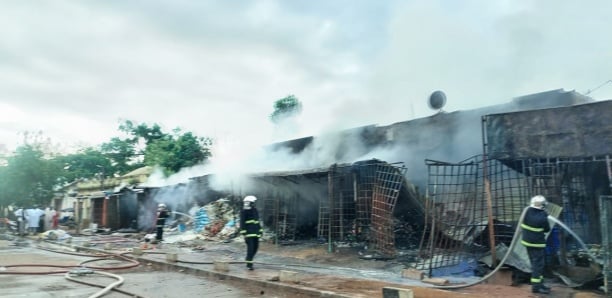 Incendie au marché central de Tamba : Une dizaine de cantines consumées par le feu (Photos) Incendie au marché central de Tamba : Une dizaine de cantines consumées par le feu (Photos)
