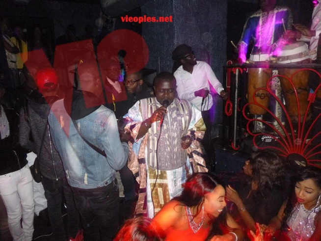 Photos + vidéo: Anniversaire du chanteur Magou Mbaye, choucou des parisiens draine du monde au Star Night Photos + vidéo: Anniversaire du chanteur Magou Mbaye, choucou des parisiens draine du monde au Star Night