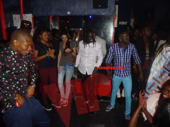 Photos + vidéo: Anniversaire du chanteur Magou Mbaye, choucou des parisiens draine du monde au Star Night Photos + vidéo: Anniversaire du chanteur Magou Mbaye, choucou des parisiens draine du monde au Star Night