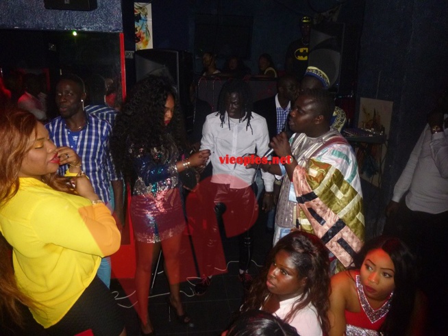 Photos + vidéo: Anniversaire du chanteur Magou Mbaye, choucou des parisiens draine du monde au Star Night Photos + vidéo: Anniversaire du chanteur Magou Mbaye, choucou des parisiens draine du monde au Star Night