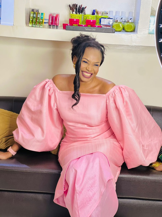 ANNIVERSAIRE: La présentatrice vedette de la Sen Tv, Mme Diop Nafi Dieye souffle une bougie de plus. ANNIVERSAIRE: La présentatrice vedette de la Sen Tv, Mme Diop Nafi Dieye souffle une bougie de plus.