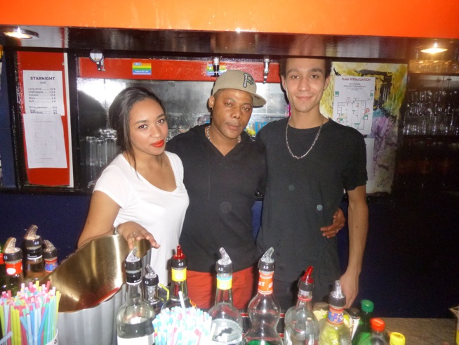 Moussa Wattara, le gérant du Star Night de Paris en compagnie de ses employés Moussa Wattara, le gérant du Star Night de Paris en compagnie de ses employés