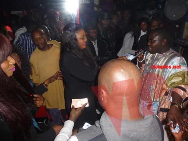 Thiané Faye arrose Magou Mbaye avec des billets en Euros Thiané Faye arrose Magou Mbaye avec des billets en Euros