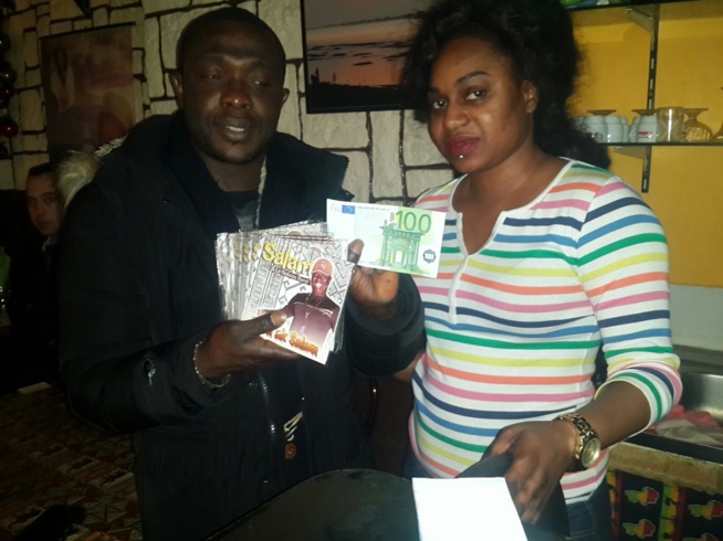 Caravane de ditribution de l'album "Diam ak Salam"à Paris, Awa Yaffa achéte 100 CD à Salam Diallo Caravane de ditribution de l'album "Diam ak Salam"à Paris, Awa Yaffa achéte 100 CD à Salam Diallo