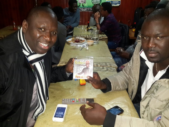 Caravane de ditribution de l'album "Diam ak Salam"à Paris, Awa Yaffa achéte 100 CD à Salam Diallo Caravane de ditribution de l'album "Diam ak Salam"à Paris, Awa Yaffa achéte 100 CD à Salam Diallo