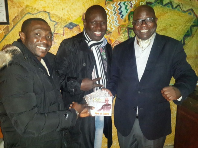 Caravane de ditribution de l'album "Diam ak Salam"à Paris, Awa Yaffa achéte 100 CD à Salam Diallo Caravane de ditribution de l'album "Diam ak Salam"à Paris, Awa Yaffa achéte 100 CD à Salam Diallo