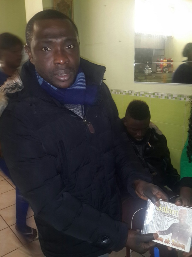 Caravane de ditribution de l'album "Diam ak Salam"à Paris, Awa Yaffa achéte 100 CD à Salam Diallo Caravane de ditribution de l'album "Diam ak Salam"à Paris, Awa Yaffa achéte 100 CD à Salam Diallo