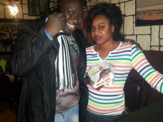 Caravane de ditribution de l'album "Diam ak Salam"à Paris, Awa Yaffa achéte 100 CD à Salam Diallo Caravane de ditribution de l'album "Diam ak Salam"à Paris, Awa Yaffa achéte 100 CD à Salam Diallo