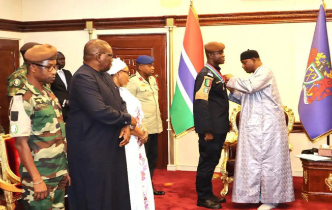 Gambie : Le président gambien, Adama Barrow, décore le major sénégalais Abdoulaye Camara