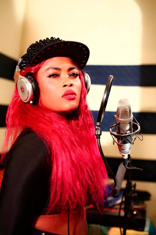 La rappeuse au style Lady Gaga,Déesse Major en studio La rappeuse au style Lady Gaga,Déesse Major en studio