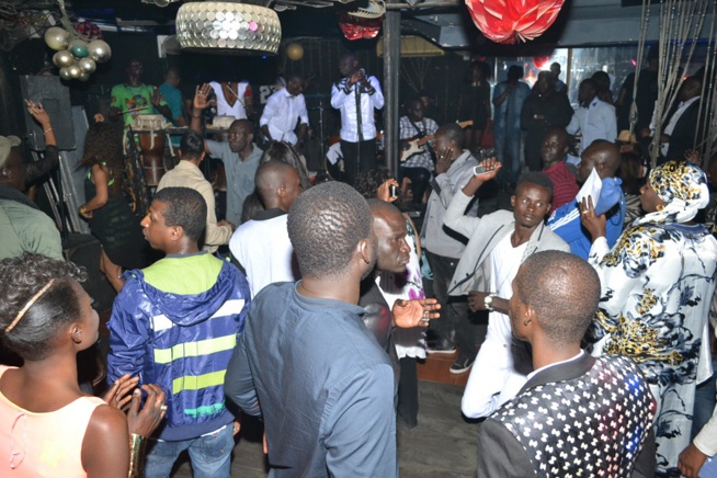 Images: Pape Diouf signe un retour explosif avec son "Show rakadiou" au Madison. Regardez Images: Pape Diouf signe un retour explosif avec son "Show rakadiou" au Madison. Regardez