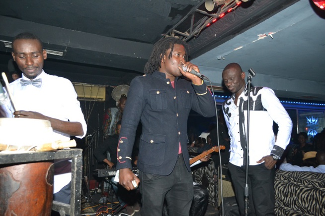 Images: Pape Diouf signe un retour explosif avec son "Show rakadiou" au Madison. Regardez Images: Pape Diouf signe un retour explosif avec son "Show rakadiou" au Madison. Regardez