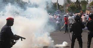 Ambassade Du Gabon Au Sénégal : Des Manifestants Dispersés À Coups De Gaz Lacrymogènes Ambassade Du Gabon Au Sénégal : Des Manifestants Dispersés À Coups De Gaz Lacrymogènes