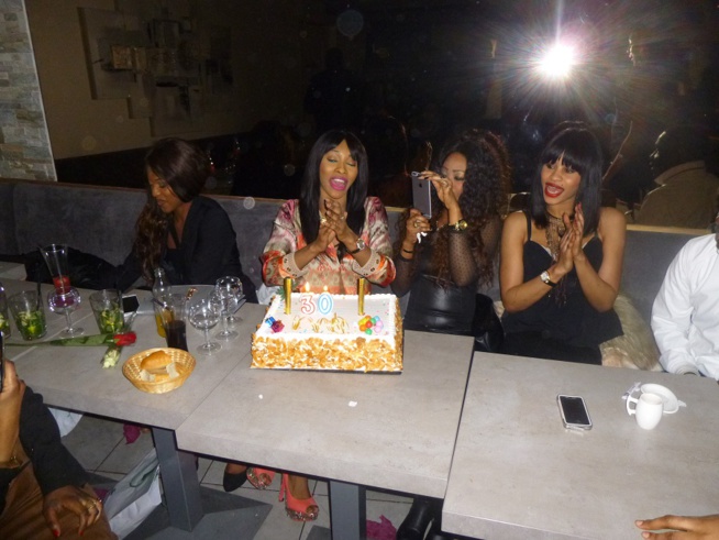 Anniversaire: La propriétaire de la marque Askoo Robe, Kiné Keita souffle ses 30 bougies à Paris. Anniversaire: La propriétaire de la marque Askoo Robe, Kiné Keita souffle ses 30 bougies à Paris.