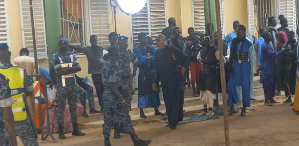 Visite De Macky À Touba: Un Incident Évité De Justesse Entre Gendarmes Et Baye Faal Chez Le Khalife Visite De Macky À Touba: Un Incident Évité De Justesse Entre Gendarmes Et Baye Faal Chez Le Khalife