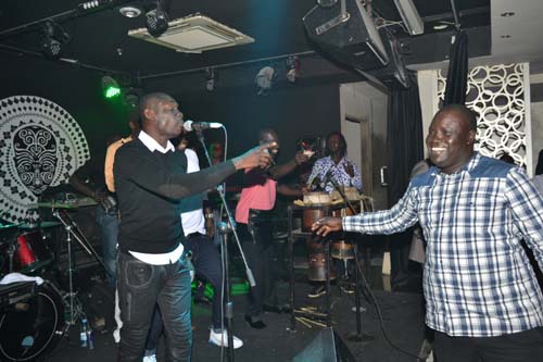 Pape Diouf & la génération consciente chauffent le Baramundi avec le "Show Rakadiou"