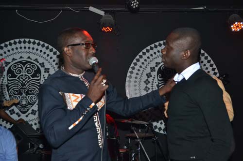 Pape Diouf & la génération consciente chauffent le Baramundi avec le "Show Rakadiou"
