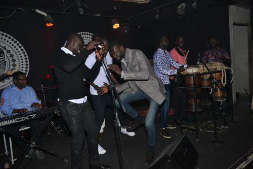 Pape Diouf & la génération consciente chauffent le Baramundi avec le "Show Rakadiou"