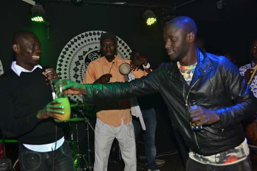 Pape Diouf & la génération consciente chauffent le Baramundi avec le "Show Rakadiou"