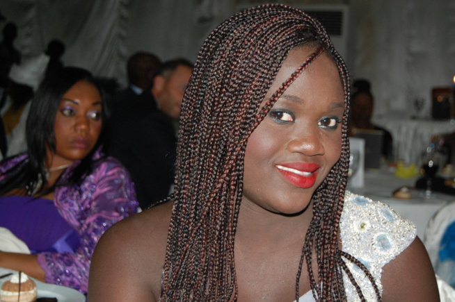 Photos-Thioro Mbar Ndiaye, la charmante animatrice de Walf Tv affiche son sourire. Regardez
