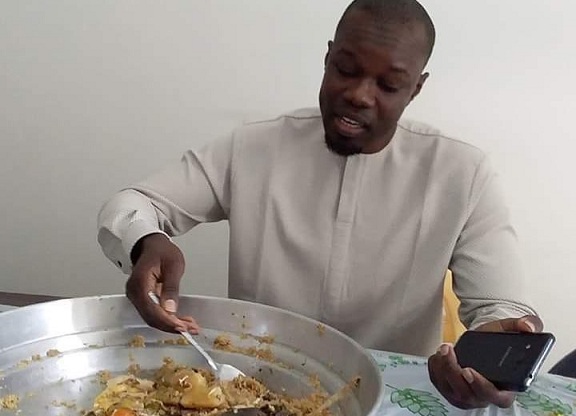 POLITIQUE : OUSMANE SONKO SUSPEND SA GRÈVE DE LA FAIM POLITIQUE : OUSMANE SONKO SUSPEND SA GRÈVE DE LA FAIM