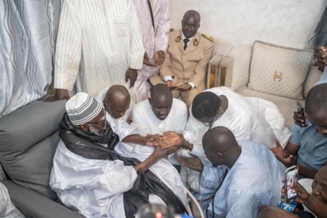 Magal Touba: Le PM Amadou Ba accompagné d'une forte délégation chez Serigne Mountakha et chez Sokhna Baly pour un ziar Magal Touba: Le PM Amadou Ba accompagné d'une forte délégation chez Serigne Mountakha et chez Sokhna Baly pour un ziar
