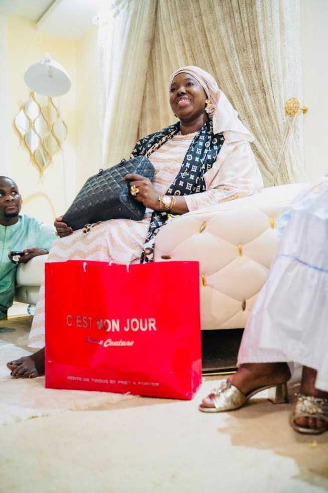 Portrait de Khadidiatou Bousso DIOP : Une Conseillère Personnelle et Lobbyiste au Parcours Inspirant à Touba. Portrait de Khadidiatou Bousso DIOP : Une Conseillère Personnelle et Lobbyiste au Parcours Inspirant à Touba.