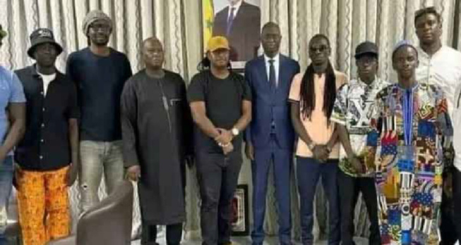 Médiation pour la libération de Nit Doff et de Karim Xrum Xakh : Les rappeurs reçus par le ministre de la Justice Médiation pour la libération de Nit Doff et de Karim Xrum Xakh : Les rappeurs reçus par le ministre de la Justice