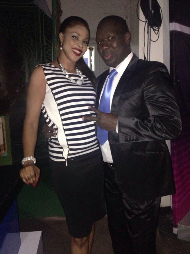 Aprés une émission, Salam Diallo pose avec l'équipe de "Sen show" de la Sen Tv.Regardez