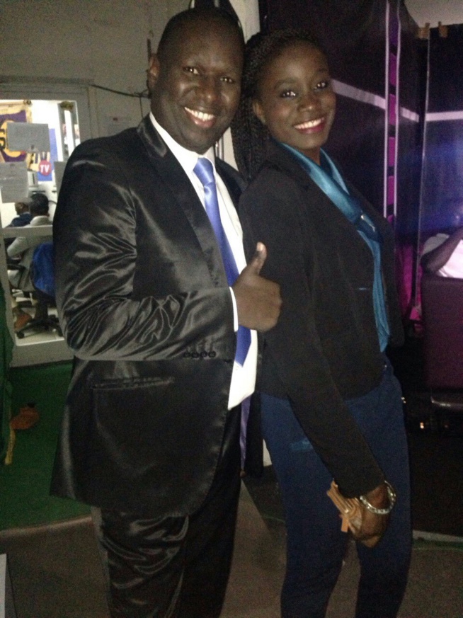 Aprés une émission, Salam Diallo pose avec l'équipe de "Sen show" de la Sen Tv.Regardez