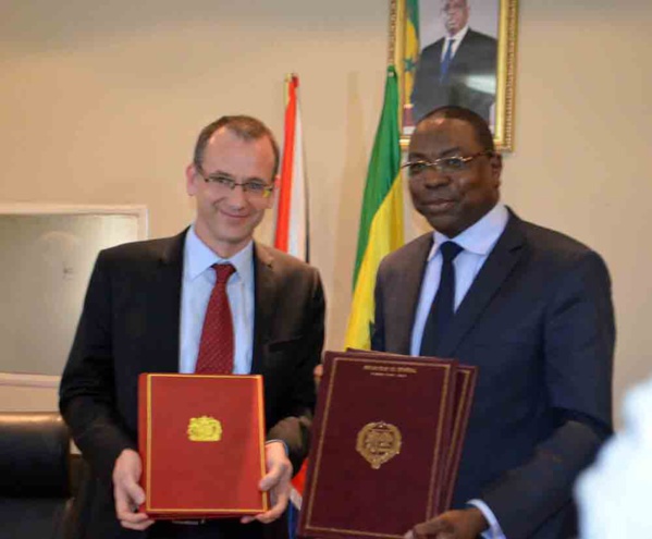 Accord de partenariat: Dakar et Londres s'engagent pour la fin de la double imposition Accord de partenariat: Dakar et Londres s'engagent pour la fin de la double imposition