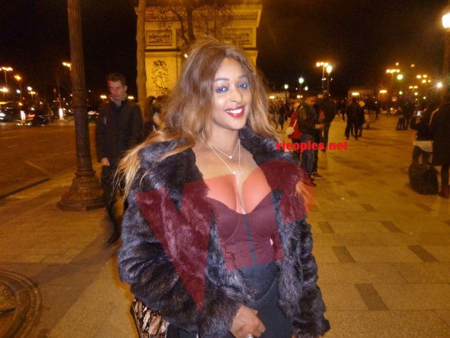 Zoom sur la belle et ravissante vidéo girl Awa Fall sur les Champs Elysées