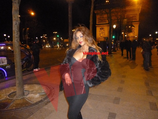 Zoom sur la belle et ravissante vidéo girl Awa Fall sur les Champs Elysées
