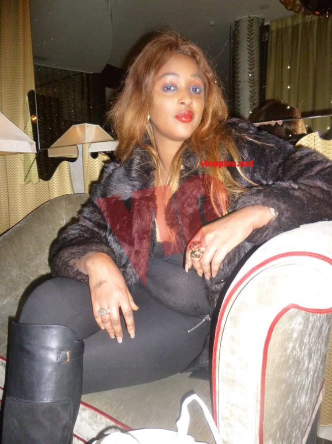 Zoom sur la belle et ravissante vidéo girl Awa Fall sur les Champs Elysées Zoom sur la belle et ravissante vidéo girl Awa Fall sur les Champs Elysées