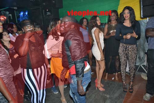Les images de la soirée de Pape Diouf ce vendredi au Madison. Regardez Les images de la soirée de Pape Diouf ce vendredi au Madison. Regardez
