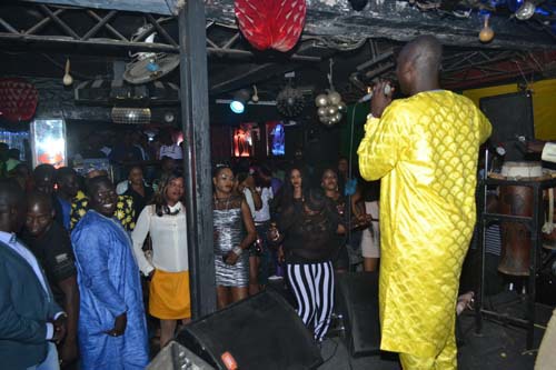 Les images de la soirée de Pape Diouf ce vendredi au Madison. Regardez Les images de la soirée de Pape Diouf ce vendredi au Madison. Regardez