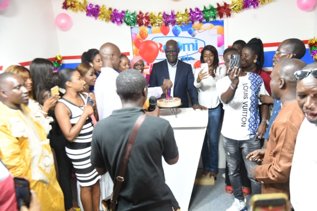 En images: 1 AN ça se fête, Rewmi TV souffle son premier bougie avec son PDG Mr Mbagnick Diop Pdt du MEDS En images: 1 AN ça se fête, Rewmi TV souffle son premier bougie avec son PDG Mr Mbagnick Diop Pdt du MEDS