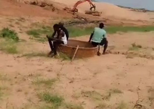 Accusations d'accaparement de terres par GCO au Sénégal : Un jeune maraîcher déplore la perte de son champ d'aubergine" Accusations d'accaparement de terres par GCO au Sénégal : Un jeune maraîcher déplore la perte de son champ d'aubergine"