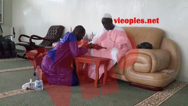 L'homme d'affaires Cheikh Amar un fervent talibé mouride chez son guide Serigne Cheikh Saliou. Regardez L'homme d'affaires Cheikh Amar un fervent talibé mouride chez son guide Serigne Cheikh Saliou. Regardez