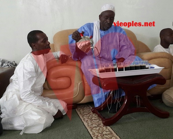 L'homme d'affaires Cheikh Amar un fervent talibé mouride chez son guide Serigne Cheikh Saliou. Regardez L'homme d'affaires Cheikh Amar un fervent talibé mouride chez son guide Serigne Cheikh Saliou. Regardez