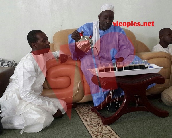 L'homme d'affaires Cheikh Amar un fervent talibé mouride chez son guide Serigne Cheikh Saliou. Regardez