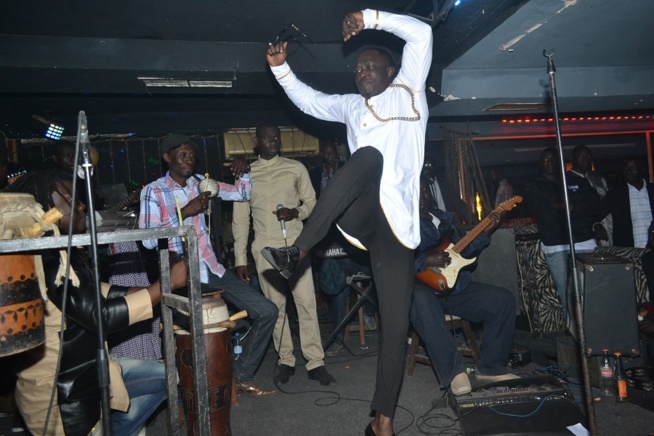 Le Madison vibre au rythme du "rakadiou show" de Pape Diouf . Regardez