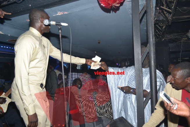Le Madison vibre au rythme du "rakadiou show" de Pape Diouf . Regardez