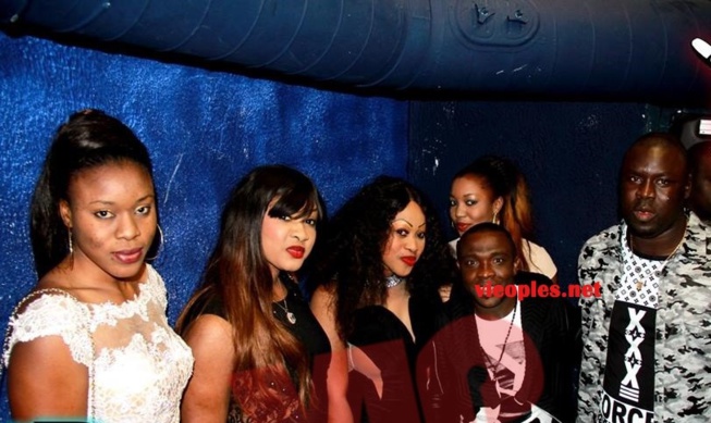 Daouda Guéye, le patron du plus célèbre restaurant Sénégalais de Paris avec ses employés. Daouda Guéye, le patron du plus célèbre restaurant Sénégalais de Paris avec ses employés.