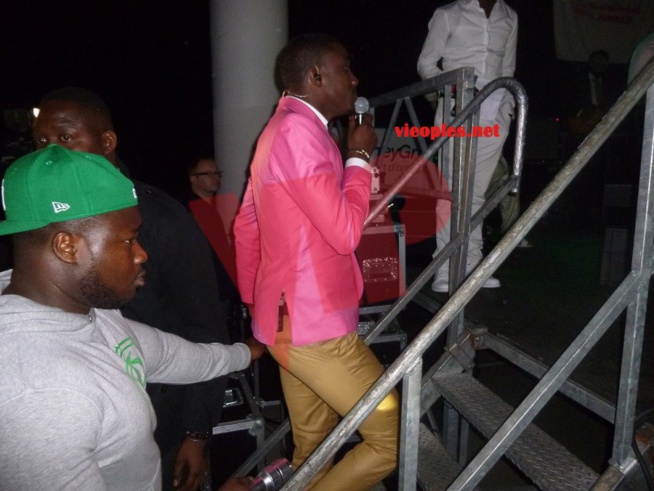 Waly Seck chauffe son publique au Palais des Congrés de Montreuille et assure son spectacle